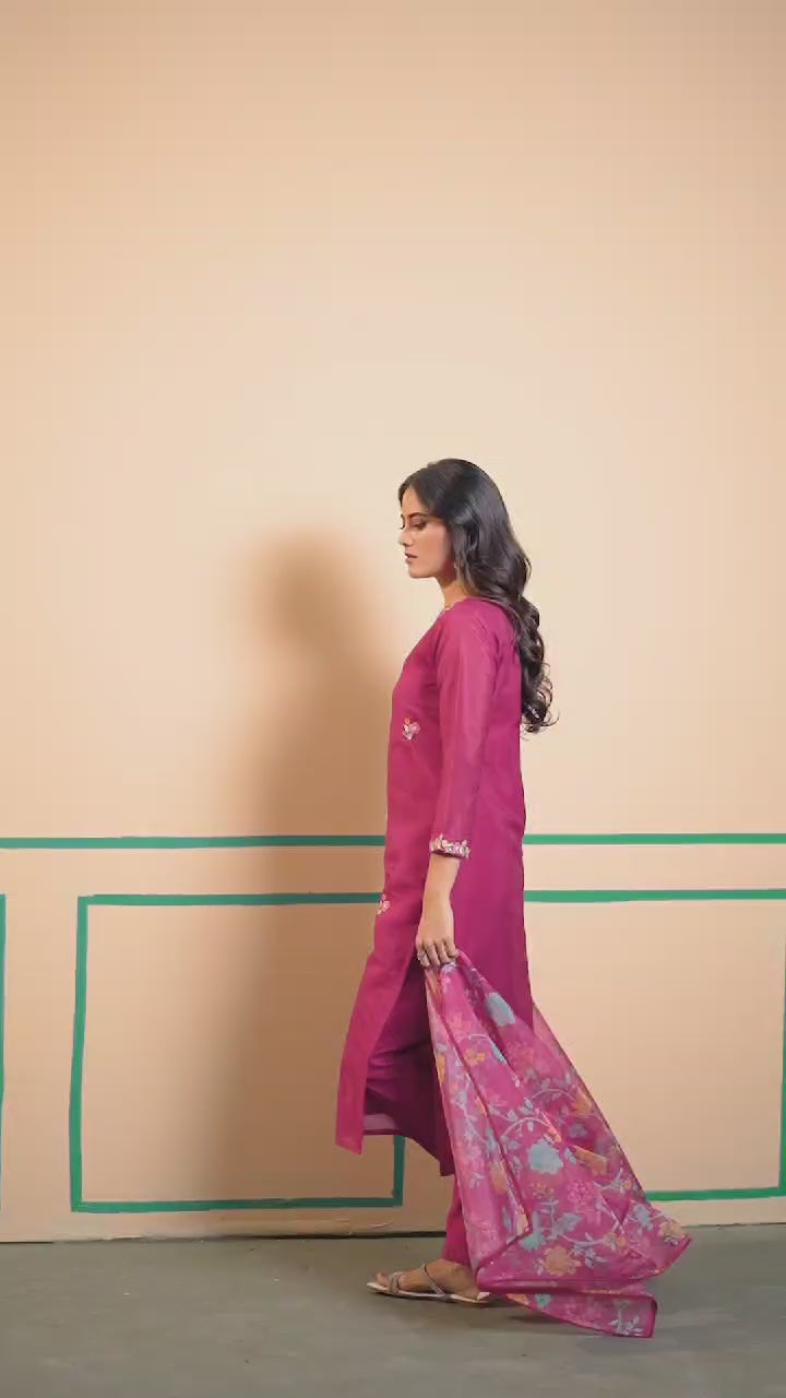 Make a striking statement with this elegant Kurta, Pant, and Dupatta Set, a perfect blend of luxury and sophistication for festive occasions and
formal gatherings.